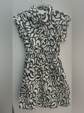Short-Sleeve Black and White Printed Mini Dress with Elastic Waist